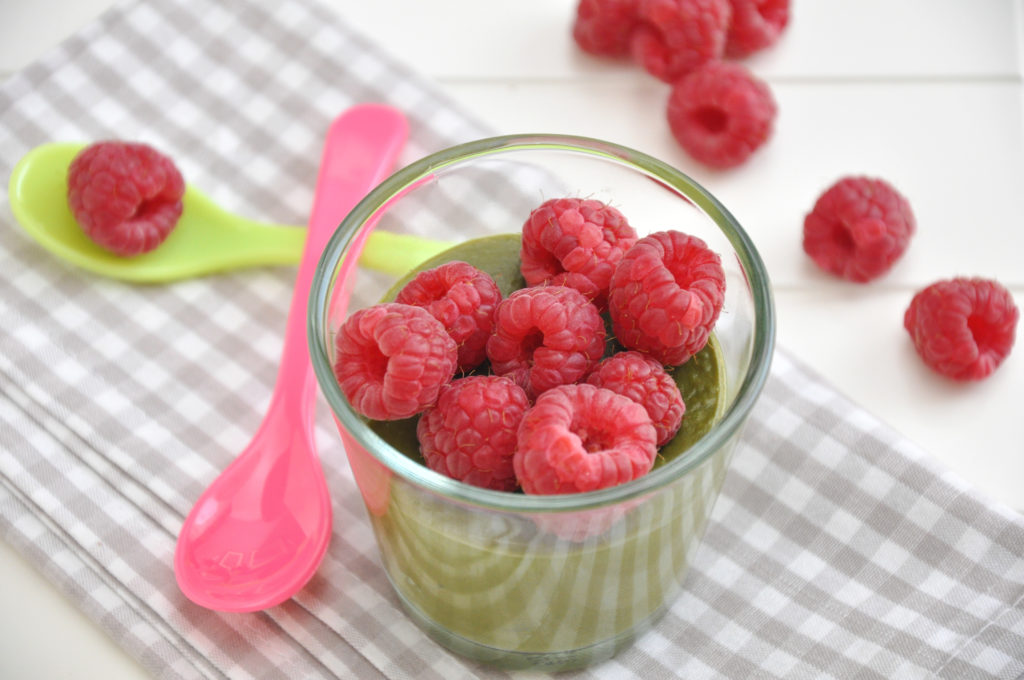 Matcha Pudding mit Himbeeren