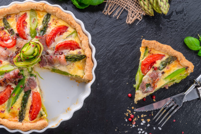 Rezept: Spargel-Quiche mit Tomaten und Speck