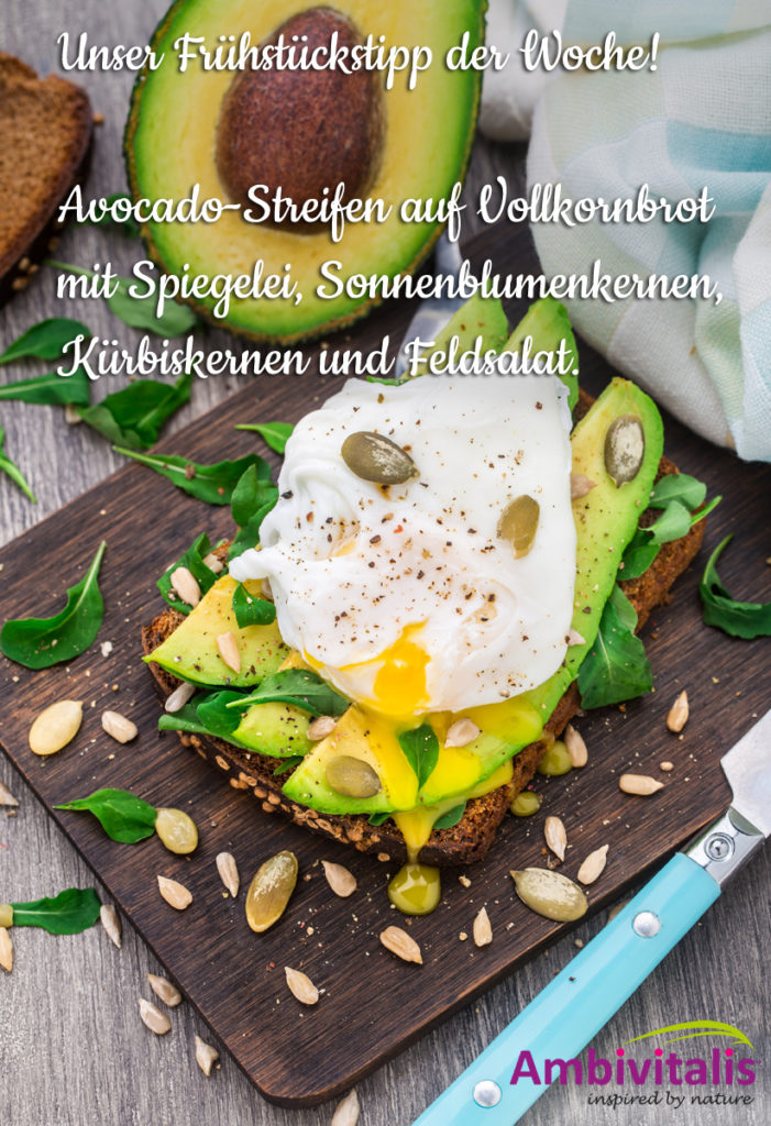 Avocado-Streifen auf Vollkornbrot mit Spiegelei