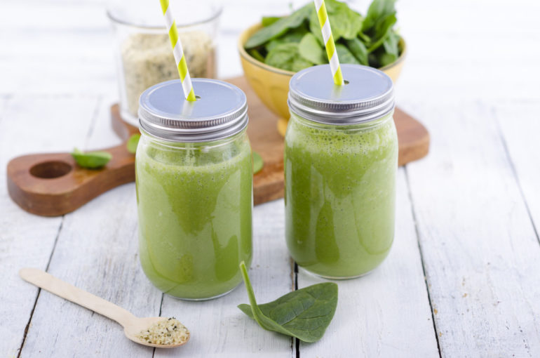 Rezept: Grüner Smoothie mit Hanfsamen, Glas, Spinat und Matcha