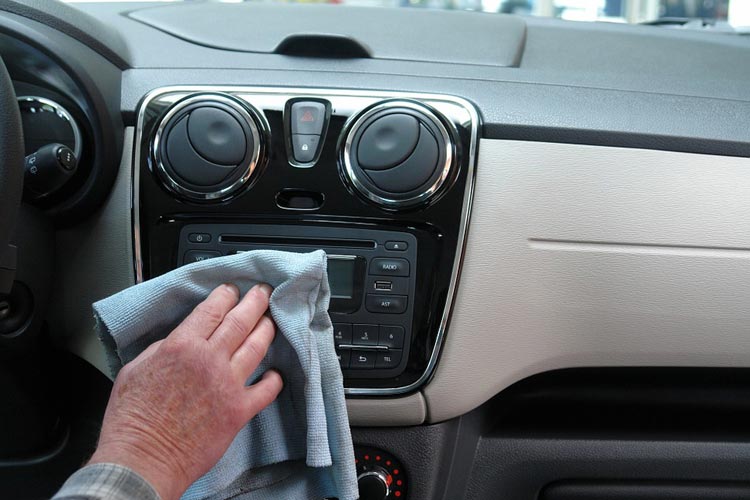 Autoinnenreinigung: So wird Ihr Auto von innen sauber! - Ambideluxe